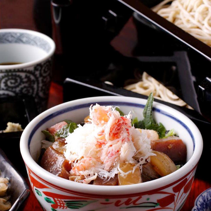 お昼のメニュー人気No.1！日替りまかない丼と江戸蕎麦のセット