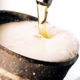〜 陶器のビール 〜
くいもの屋わんのビールは陶器で提供いたします。和の内装と、こだわりのグラスや益子焼のお皿で大切なひとときを演出します。