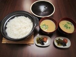 土鍋焚き御飯　味噌汁、漬け物付き