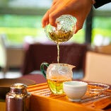 こだわりの中国茶も多数。ポットでお花が咲く工芸茶も人気。