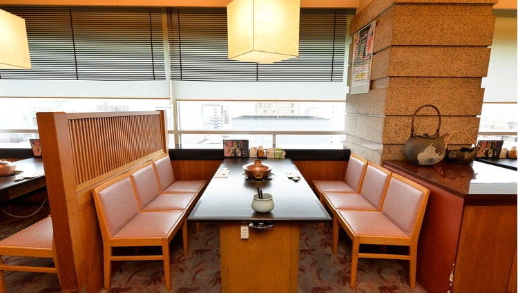 しゃぶしゃぶ すき焼きしゃぶ禅 小倉店_【テーブル席（6名様&times;4卓）】景色が良く開放的な窓際のテーブル席　