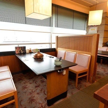 窓際席は小倉の街並みを一望できる人気のお席 しゃぶしゃぶ すき焼きしゃぶ禅 小倉店_窓際席は小倉の街並みを一望できる人気のお席