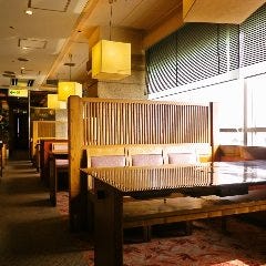 しゃぶしゃぶ すき焼きしゃぶ禅 小倉店_【テーブル席（6名様&times;4卓）】景色が良く開放的な窓際のテーブル席　