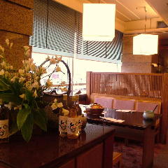 しゃぶしゃぶ すき焼きしゃぶ禅 小倉店_【テーブル席（6名様&times;4卓）】景色が良く開放的な窓際のテーブル席　