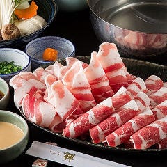 しゃぶしゃぶ すき焼きしゃぶ禅 小倉店_【黒豚しゃぶしゃぶ】
当店選りすぐりのこだわり牛肉を使ったしゃぶしゃぶの他、国産豚や鹿児島黒豚を使用した、豚しゃぶしゃぶをお楽しみいただけるブランも多数ご用意いたしました。また、牛同様にしゃぶしゃぶの他、すき焼きもお選びいただけます。お好み合わせてご利用くださいませ。