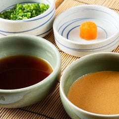 しゃぶしゃぶ すき焼きしゃぶ禅 小倉店_【素材を引き立てる秘伝のたれ】
数十種類もの素材を使用した、独自の胡麻だれとポン酢。しゃぶ禅秘伝たれは店舗ごとに仕込み、鮮度を大切にしております。素材を合わせる際、時期や温度により微妙に異なる味の変化を、料理長のたしかな味覚で分量を微調整し、伝統の味に仕立てています。