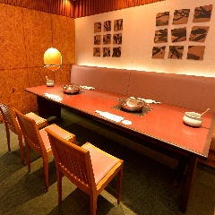 しゃぶしゃぶ すき焼きしゃぶ禅 小倉店_【テーブル個室(6~8名様×2室)】
プライベート感のある完全個室タイプのお部屋は、静かで落ち着きがあり、ゆったりとした佇まい。大切な方との食事会やご接待、ご商談などにおすすめのお席です。多彩なコース料理は価格帯も様々ご用意しておりますので、ご予算に応じてお楽しみください。