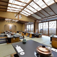 しゃぶしゃぶ すき焼きしゃぶ禅 小倉店_【掘りごたつ個室(24名様×2室)】
店内奥には、広々とした掘りごたつ席の宴会個室を2室ご用意。それぞれ24名様までご利用可能で、部屋をつなげることで最大50名様まで対応いたします。企業宴会や同窓会、慶事・法事、親族のお集まりなど、様々な用途にお使いくださいませ。