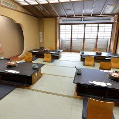 しゃぶしゃぶ すき焼きしゃぶ禅 小倉店_畳敷きの空間に床の間をしつらえた純和風の佇まい。