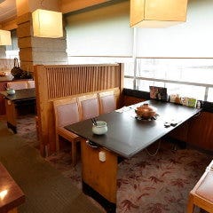 しゃぶしゃぶ すき焼きしゃぶ禅 小倉店_【テーブル席（6名様&times;4卓）】景色が良く開放的な窓際のテーブル席　