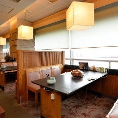 しゃぶしゃぶ すき焼きしゃぶ禅 小倉店_【テーブル席（6名様&times;4卓）】景色が良く開放的な窓際のテーブル席　