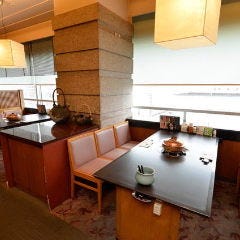 しゃぶしゃぶ すき焼きしゃぶ禅 小倉店_【テーブル席（6名様&times;4卓）】景色が良く開放的な窓際のテーブル席　