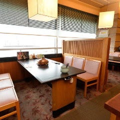 しゃぶしゃぶ すき焼きしゃぶ禅 小倉店_【テーブル席（6名様&times;4卓）】景色が良く開放的な窓際のテーブル席　