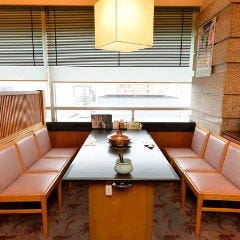 しゃぶしゃぶ すき焼きしゃぶ禅 小倉店_【テーブル席（6名様&times;4卓）】景色が良く開放的な窓際のテーブル席　