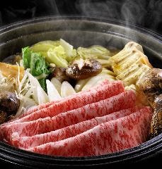 しゃぶしゃぶ すき焼きしゃぶ禅 小倉店_【すき焼き食べ放題】
当店が厳選したこだわりのお肉は、すき焼きでもお楽しみいただけます。すき焼きは専用のお鍋でネギ、玉ねぎを焼いた後、牛肉を焼きます。自家製の割下を一回し入れ、割下が絡んだ和牛を卵にくぐらせていただく一品。和牛の旨味を引き立てる割下と、まろやかな卵のハーモニーをご堪能ください。