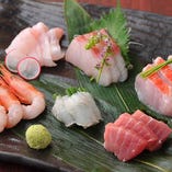 千葉県の千倉より届く地の魚をお造りで・・　ほとんどのお客様が御注文される定番の一品です。
