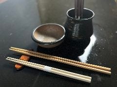 直箸を防ぐためさ和鳥では銘々箸（菜箸）をお一人に１膳おつけいたします。
