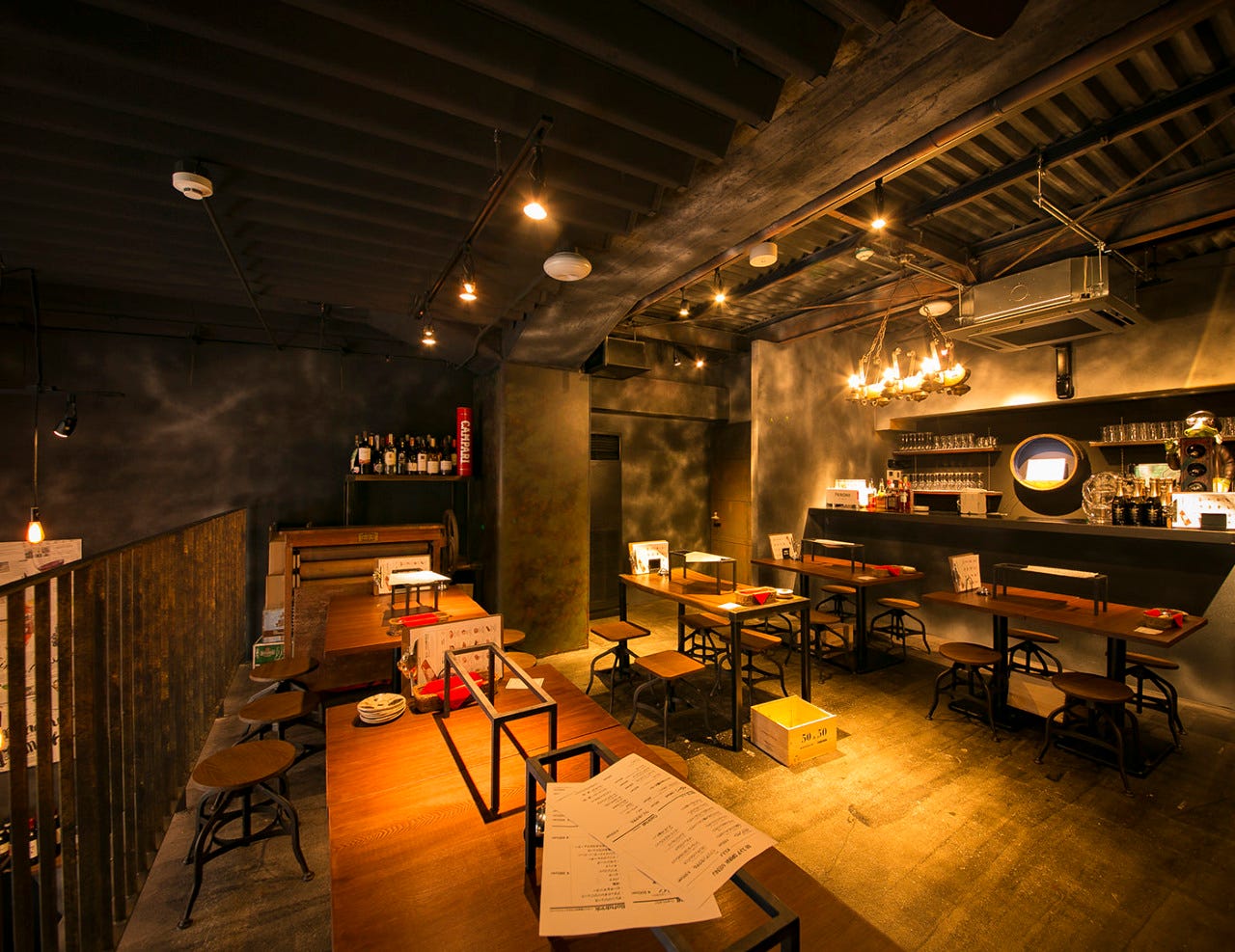 生ハムとPIZZA。86ストア_【2Fテーブル席】気心知れた仲間との集まりにもオススメ！