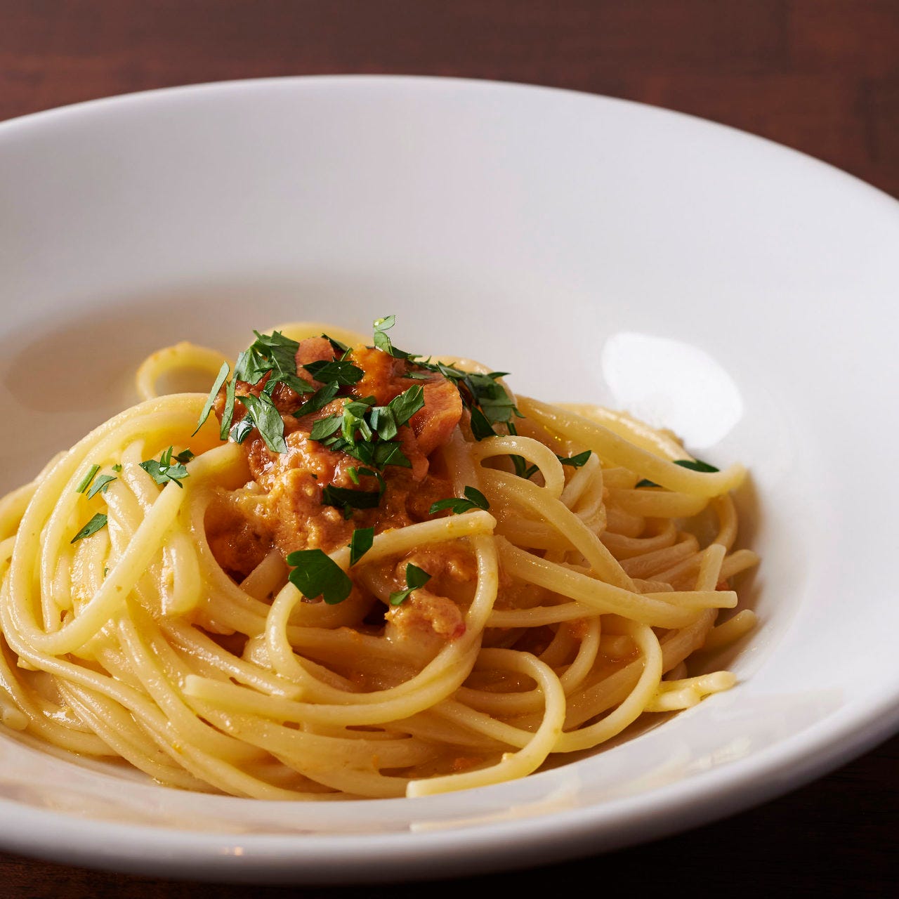 白いお皿に盛られた「前菜コース」のパスタ