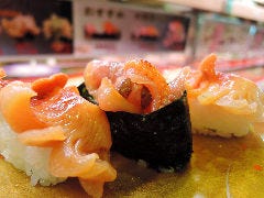 人気の活赤貝 身2貫ヒモ一貫　495円