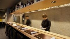 落ち着いたモダンな印象の店内