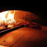 イタリア特注の石窯で焼きあげるピッツァは直径３２センチ！
