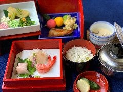 重箱に入った少し贅沢なお弁当。旬の高級食材にこだわってます。