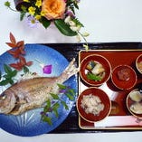 お食い初め膳！1㎏位の鯛姿焼きが付いて、税込3800円です。