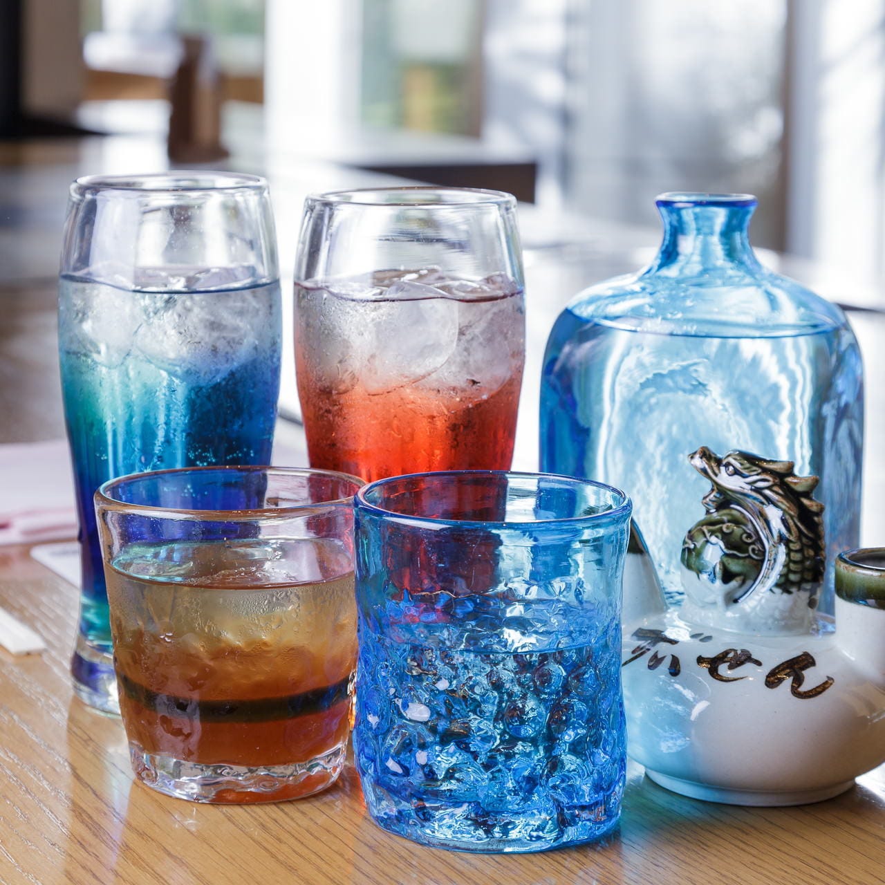 美しい琉球グラスで豊富な沖縄ドリンクをお楽しみください