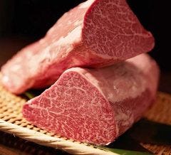 鉄板焼きを堪能。黒毛和牛食べ比べコース。