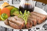 お肉の焼き加減が絶妙！季節野菜とお肉の炭火焼