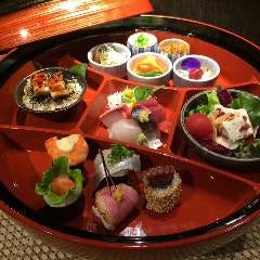 四季旬菜 いおり_【宴会コース】
季節の宴会や、飲み会など大勢がお集まりになるときには、宴会コースがお得です。「スペイン産栗豚ゆず塩鍋コース」は3,980円(税込)。お得な飲み放題付のコースは5,000円(税込)より可能です。お気軽にご相談ください、