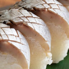 四季旬菜 いおり_【肉厚の鯖寿司】
静岡の八重津の鯖を使用した「名物!鯖寿司」は、とっても肉厚で脂がのっているため、食べ応えバツグン!常連の方々にもとても人気で売り切れることもあるほどです。〆の一品としてもお召し上がりいただけますが、テイクアウトも可能なので、お土産としてもどうぞ!喜ばれますよ。