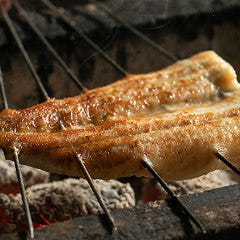 四季旬菜 いおり_【うなぎの白焼き】
「これを食べにきました」というほど、当店の「うなぎ白焼き」1,980円(税込)をお目当てにがご来店される方もいらっしゃる人気メニュー。中はふんわり、外はカリッと香ばしいのは、炭火焼きだからこそ!ディナータイムは、国産うなぎを使用しております。ぜひ、一度お試しください。