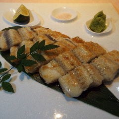 四季旬菜 いおり_炭火でパリッと焼き上げた白焼き鰻当店人気商品です。