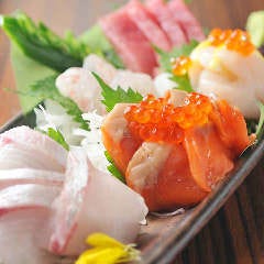 鮮度抜群！旬の魚のお造りを肴にお酒をお楽しみください。