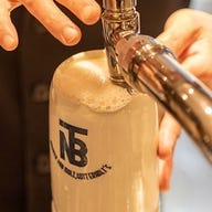 ニュートーキョー ビヤホール 数寄屋橋本店_創業80余年…伝統ビヤホールの旨い生