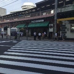 JR有楽町駅の改札口（ビックカメラ側）を背にして左（新橋方面）に進んでください。※線路沿いをまっすぐのイメージ