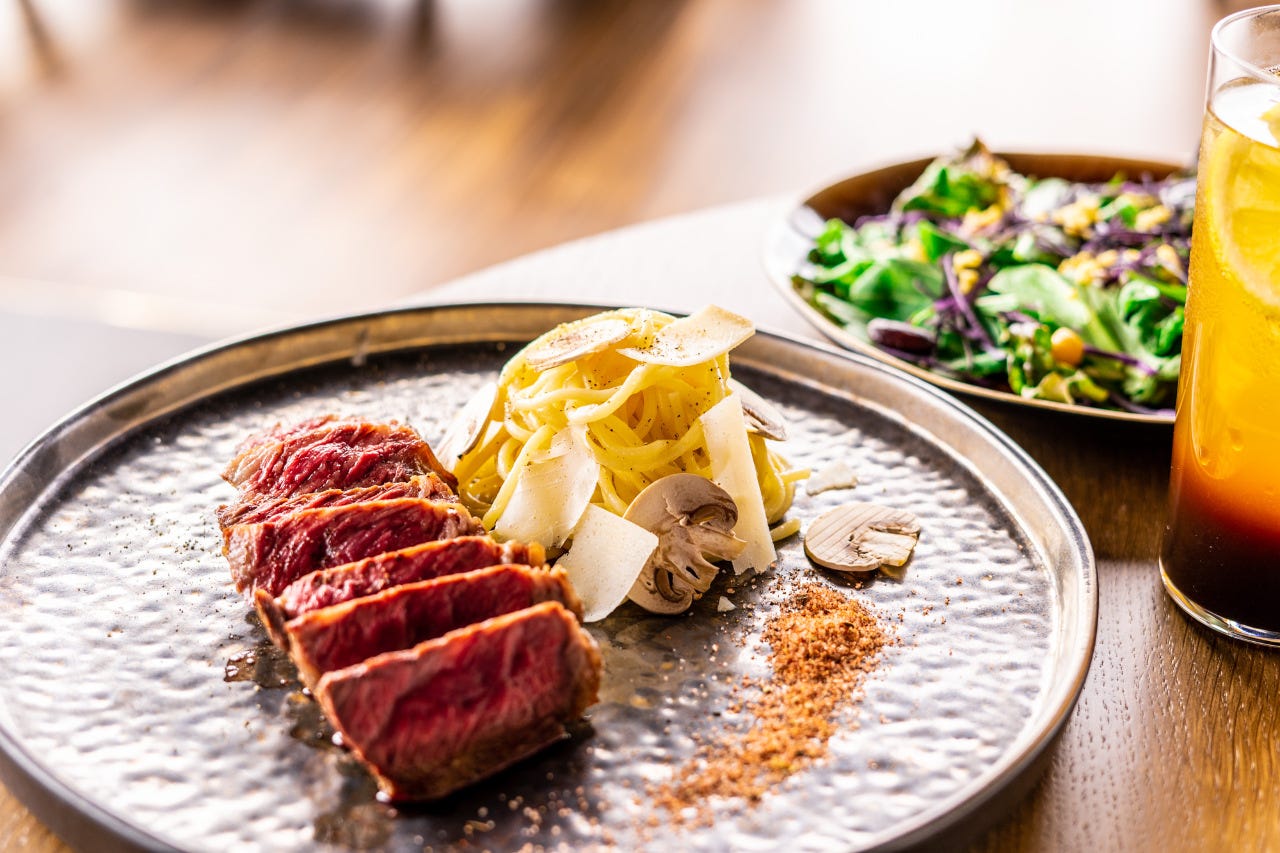 Good View Diningのブラックアンガス牛のステーキ 生マッシュルームとチーズのパスタ添え