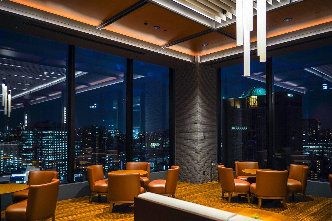 Good View Diningの店内と夜景