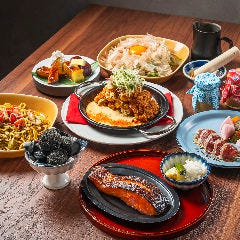 鮭やカキフライ、焼きそばなどが並ぶテーブル