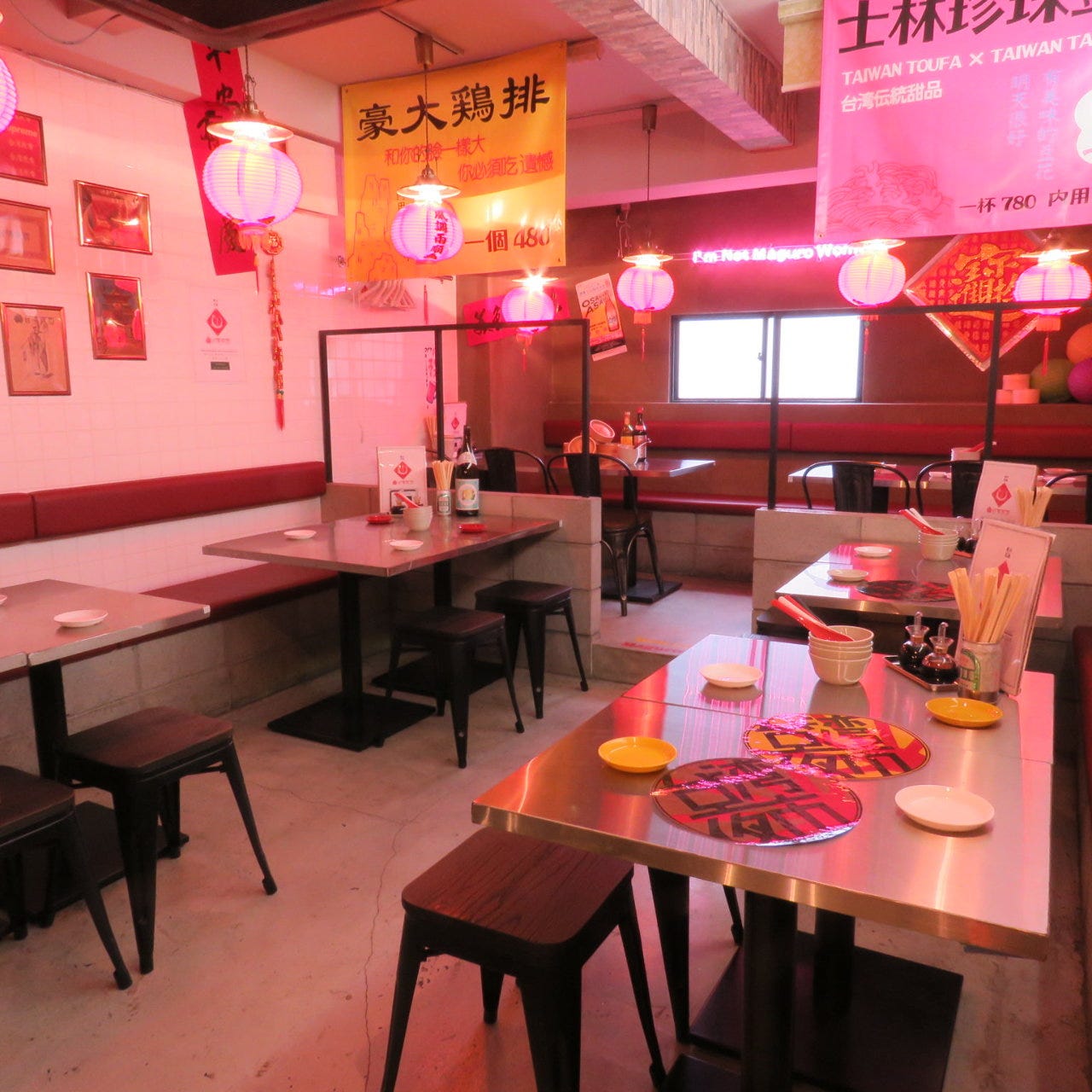 台湾の食堂のような雰囲気の「台湾まるごと食べ放題 台湾夜市 梅田店」の店内