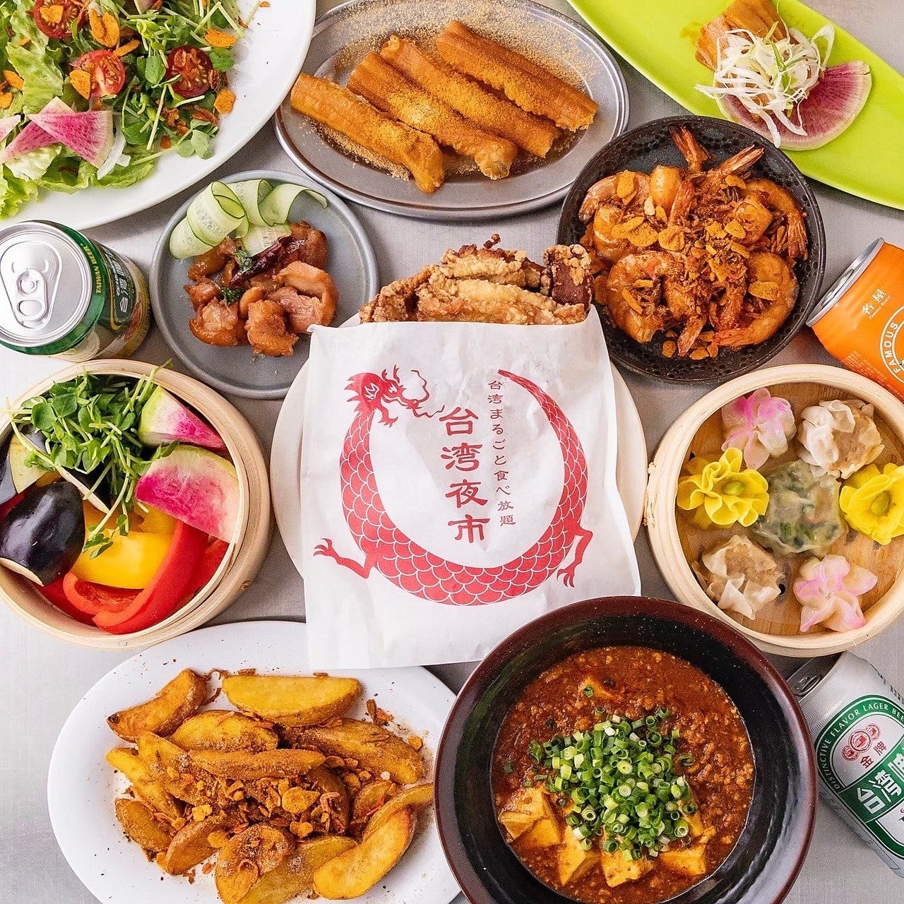 テーブルに並べられたダージーパイなどの台湾料理