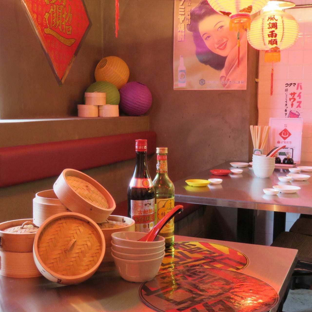 ランタンが下げられたあたたかい色調の店内