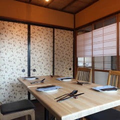 2Fは昭和レトロ感満載のテーブル個室