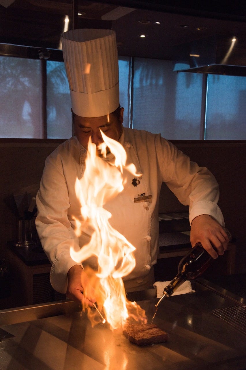 専属シェフが目の前で極上の宮崎牛ステーキを焼き上げます。