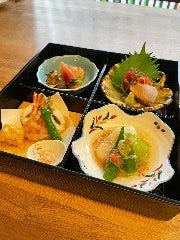 季節の一品が楽しめる松花堂御膳
