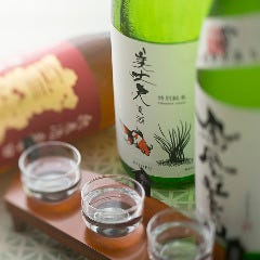 様々な種類のお酒が楽しめる《きき酒セット》で、飲み比べも◎