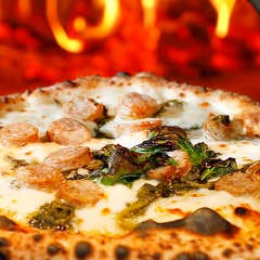 大きな薪窯を使い、450～500℃の高温で一気に焼き上げるピッツァ