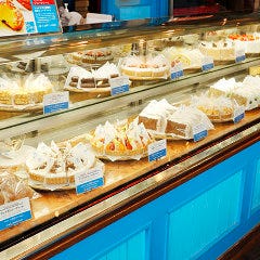 多彩なケーキがずらっと並んだ店頭のショーケースは圧巻！